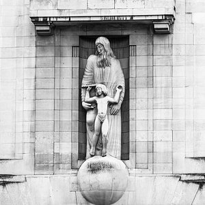 #london #nikonphotography #nikon810 #nikon #digital #digitalphotography #fullframe #blackandwhite #bnw #bnwphotography #statue