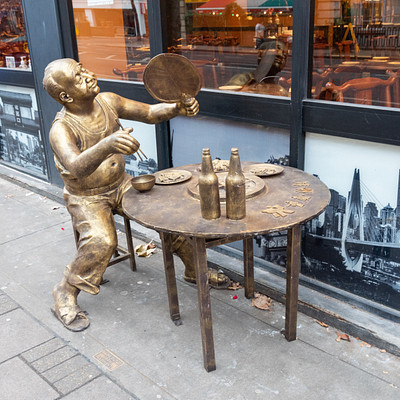 eating-statue